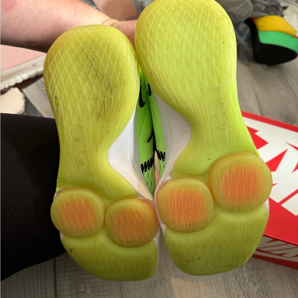 Nike Men's LEBRON WITNESS 5 grinch green lime basketballAthletic Shoes - Picture 4 of 8